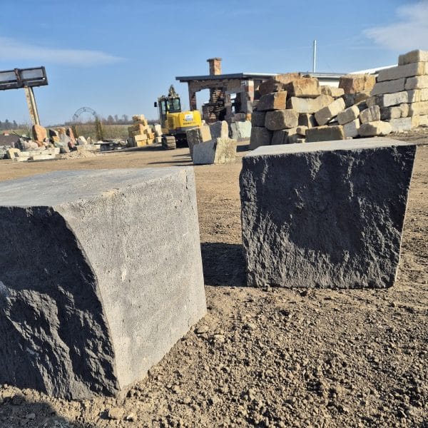 schöne graue Naturstein Sitzsteine auf Lager bei Bollerrocks Selbstabholer oder Lieferung