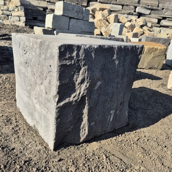 zeitlose Gestaltung von Öffentlichen Räumen mit Basalt Lava Naturtsein Sitzstein Würfel