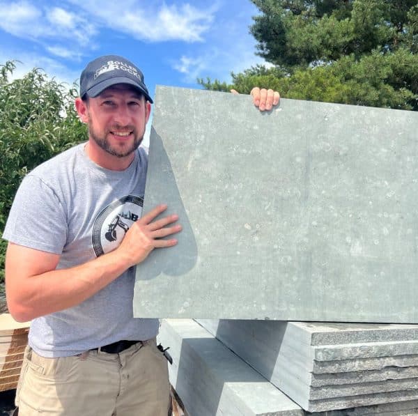 Björn von Bollerrocks mit schöner Polygonalplatte Naturstein Bodenbelag kaufen Trittplatten Marburg Bremen Köln Limburg