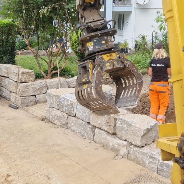 Gartengestaltung mit Muschelkalk Quader exakt 30 40 Grundstücksbegrenzung mit Natursteinquader