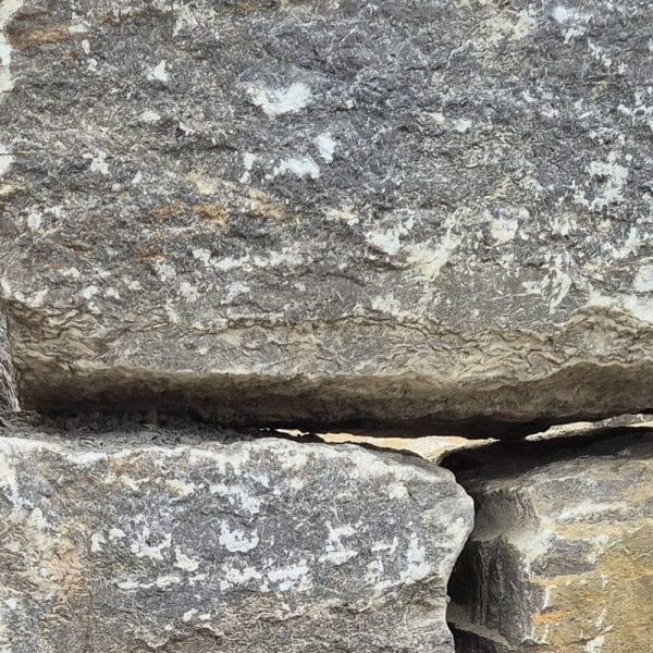 Gestaltungsstein Quaderstein Muschelkalk Trockenmauer bauen Terrassenaufbau Terrassensichtschutz