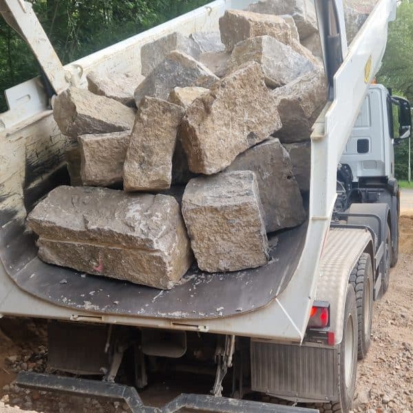 LKW Tranporte Baustoffe bestellen und liefern Quader lieferung mit 4 Achser Gartenbau