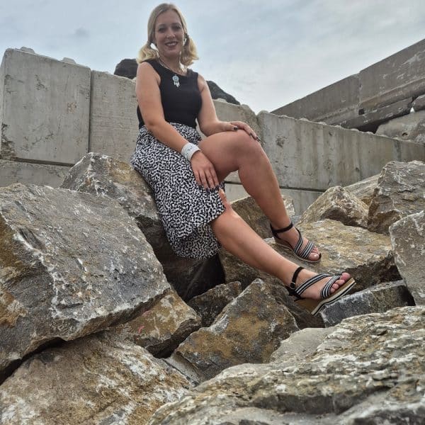 Lisa von Bollerrocks auf Muschelkalkquader Steinlager Langgöns kostenfreie Beratung
