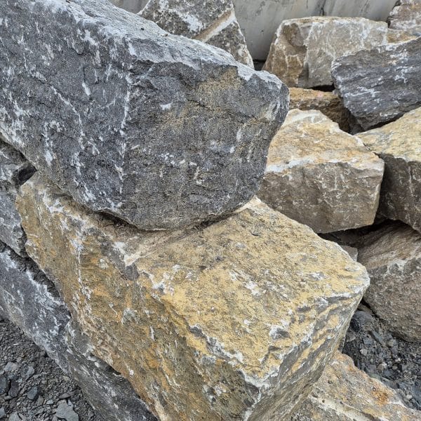 Muschelkalk Quader Trockenmauer Steinmauer rund ums Haus Grundstücksbegrenzung mit Naturstein