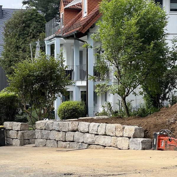 Natursteinmauer Kalksteinmauer Sichtschutz Baggerarbeiten Gartenarbeiten Mauerwerk mit Quader