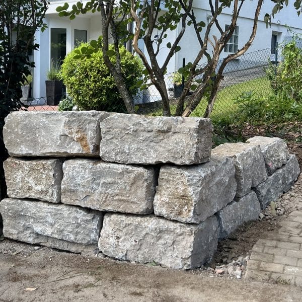 Quadermauer zur Grundstücksbegrenzung Trockenmauer Muschelkalk Natursteinwand Gartenmauer bauen