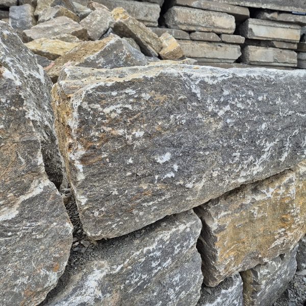 Steinquader Muschelkalk Gartenprojekt planen und ausführen Gartenlandschaftsbau Natursteinmauer bauen Quaderreihe
