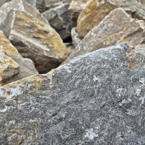 Trockenmauerstein Schichtmauerwerk mit Quader Natursteinmauer Hausbau Neubau