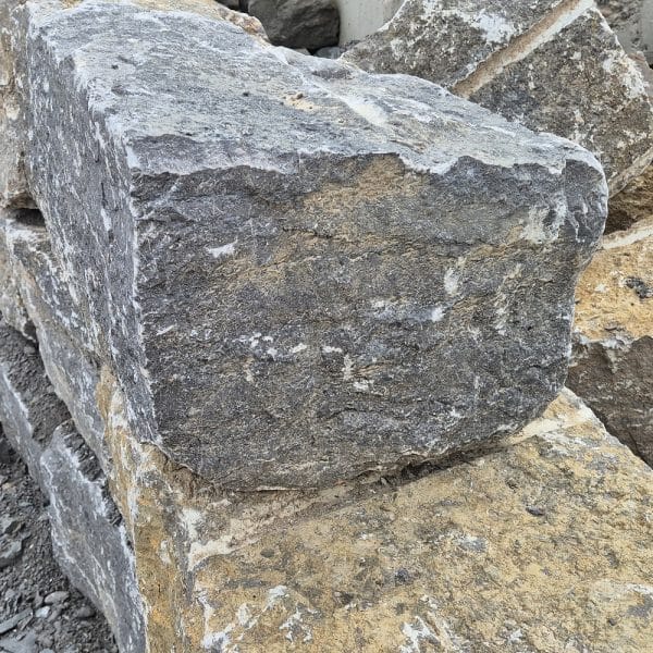 graue Quadersteine kaufen Hanggrundstück Hangbefestigung Hangsicherung mit Quadermauer Gartenmauer