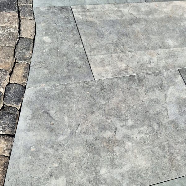 schöner Gehweg Laufweg Verlegemuster Naturstein