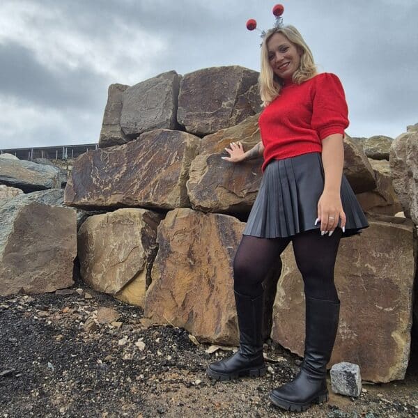 Lisa von Bollerrocks vor Quadermauer Grauwacke Hangsicherung Hangabfangung Haus am Hang Steinwand Sichtschutz
