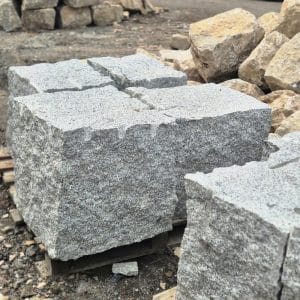 Granit Stein W&uuml;rfel Sitzquader 40 gespalten