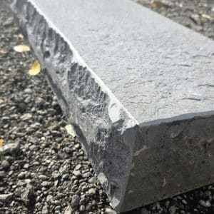 Basalt edel Naturstein grau Blockstufe 50-150 bossiert
