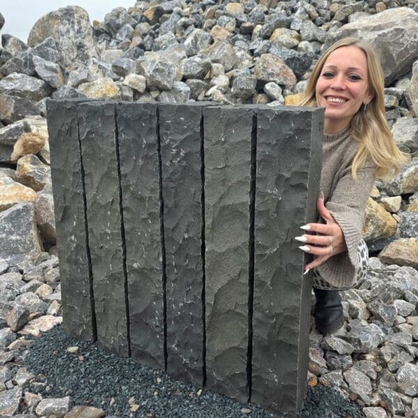 Lisa von Bollerrocks an Basalt Naturstein Palisade Steingarten Steinbeet natürliche Garten Optik O