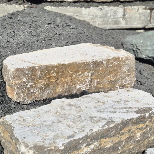 Natursteingarten nachhaltige Außengestaltung mit Muschelkalk Terrassenbau
