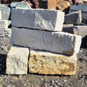 Steinreihe zur Grundstücksbegrenzung Quaderreihe Grenzstein