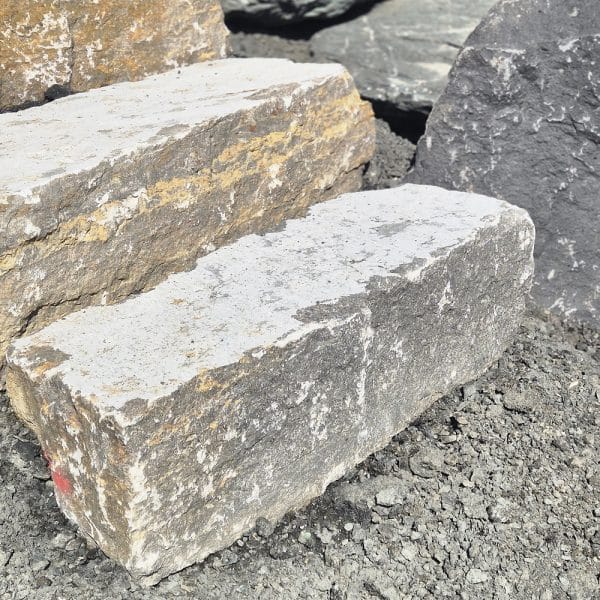 Steintreppen grau brauner Muschelkalk Naturstein Terrassentreppe