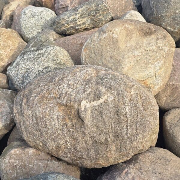 schöne Grundstücksbegrenzung mit Findlingen groß Friesenwallmauer Beet Einfassung