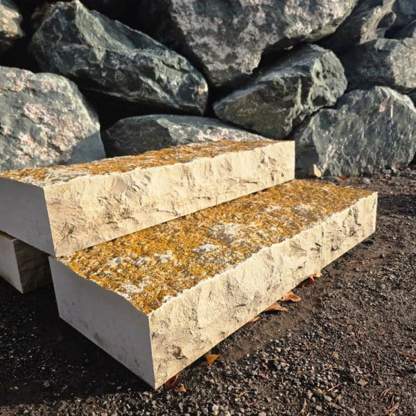 Garten Blockstufe Jura Marmor Naturstein Organischer Gartenbau Steintreppe herstellen Gartenlandschaftsbau Gartenplanung