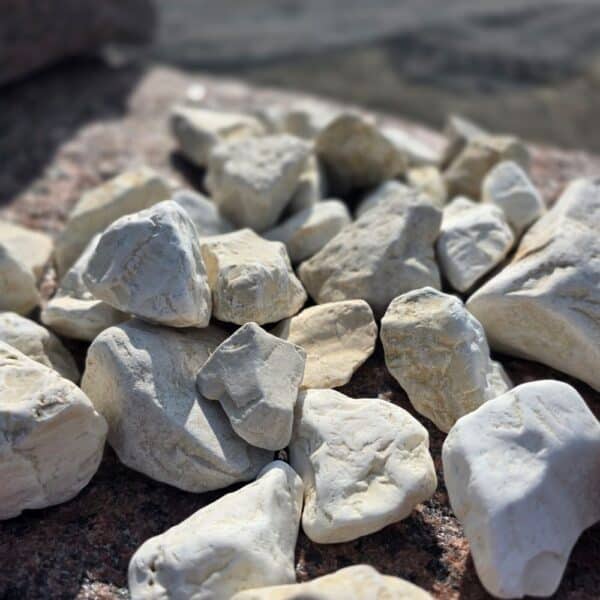 Jura Kies rund auf Lager bei Bollerrocks natürliche Gartengestaltung Terrassensteine Wasserbaustein Teichgestaltung