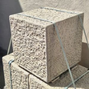 heller Sitzstein Jura Marmor Lieferung von Bollerrocks Gartenm&ouml;bel Steinw&uuml;rfel moderne Au&szlig;enanlage Sitzgruppe