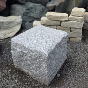 Granitw&uuml;rfel grau 50 ges&auml;gt, gefaste K. gestrahlte OF