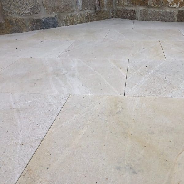 gelbe Steinplatten kaufen schöner Garten Grillplatz Gartenarbeiten Galabau