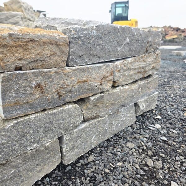 verspielter Steingarten Gartenmauer statt Gartenzaun große Auswahl an Mauersteinen bei Ihrem Steinhandel Bollerrocks