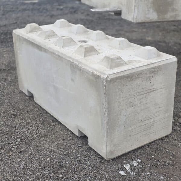 Beton Systemstein mit Kugelkopfhaken und Staplerzinken Lärmschutzwand Brandschutz massiver Legostein 150cm lang