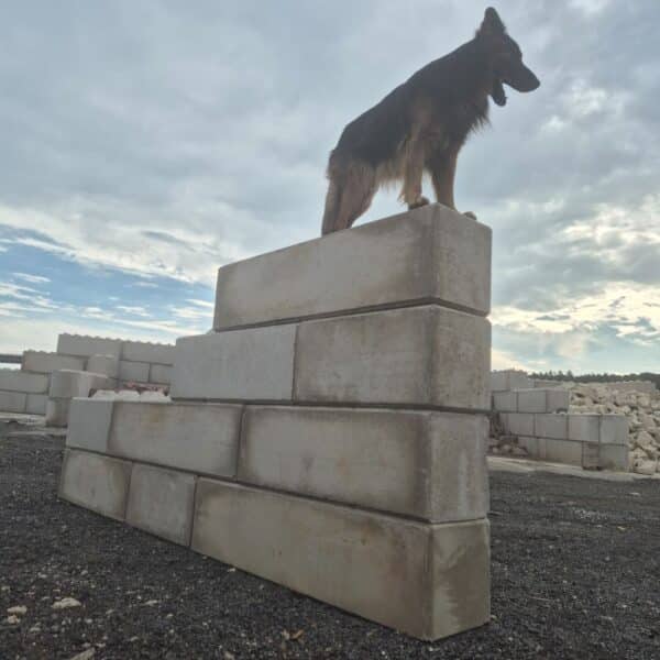 Trockenmauerbau aus Lego Steinen hohe Grundstücksmauer aus Beton Systemsteinen Neubau Industriegelände