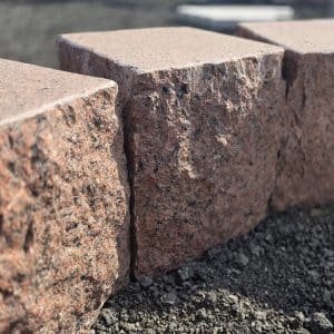 Granit Sitz W&uuml;rfel Vanga rot 40 ges&auml;gt, gefaste K. gestrahlte OF