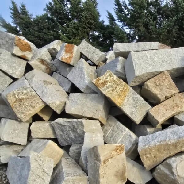 massive Stützmauer bauen Landschaftsbau Natursteinmauer Grundstücksmauer aus Granit Quaderstein