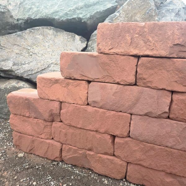 Historischer Mauerbau Grundstücksmauer aus rotem Mainsandstein Gartenwerk Grenzmauer