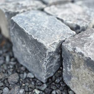 Hof Pflaster Katzenk&ouml;pfe Neubau Gartenideen robustes Natursteinpflaster kaufen