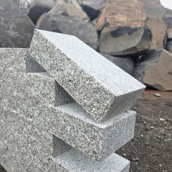 massiver Naturstein Mauerstein hell kaufen bei Bollerrocks Selbstabholer oder Lieferung Schichtmauerwerk