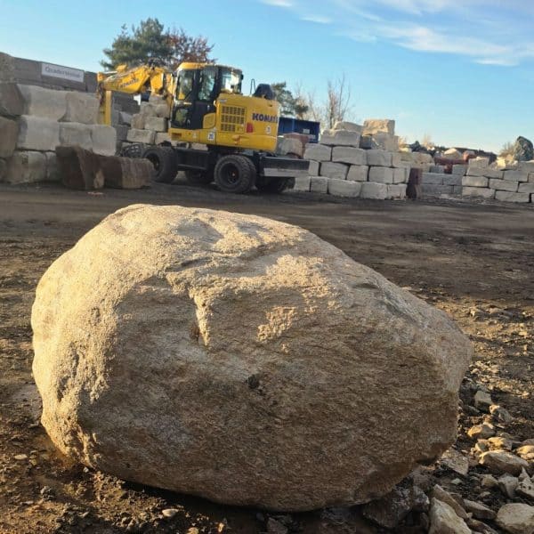 Großer Jütland Sitzfindling kaufen online bestellen bei Bollerrocks Natursteinhandel rustikaler Naturstein Ruheplatz München Nürnberg
