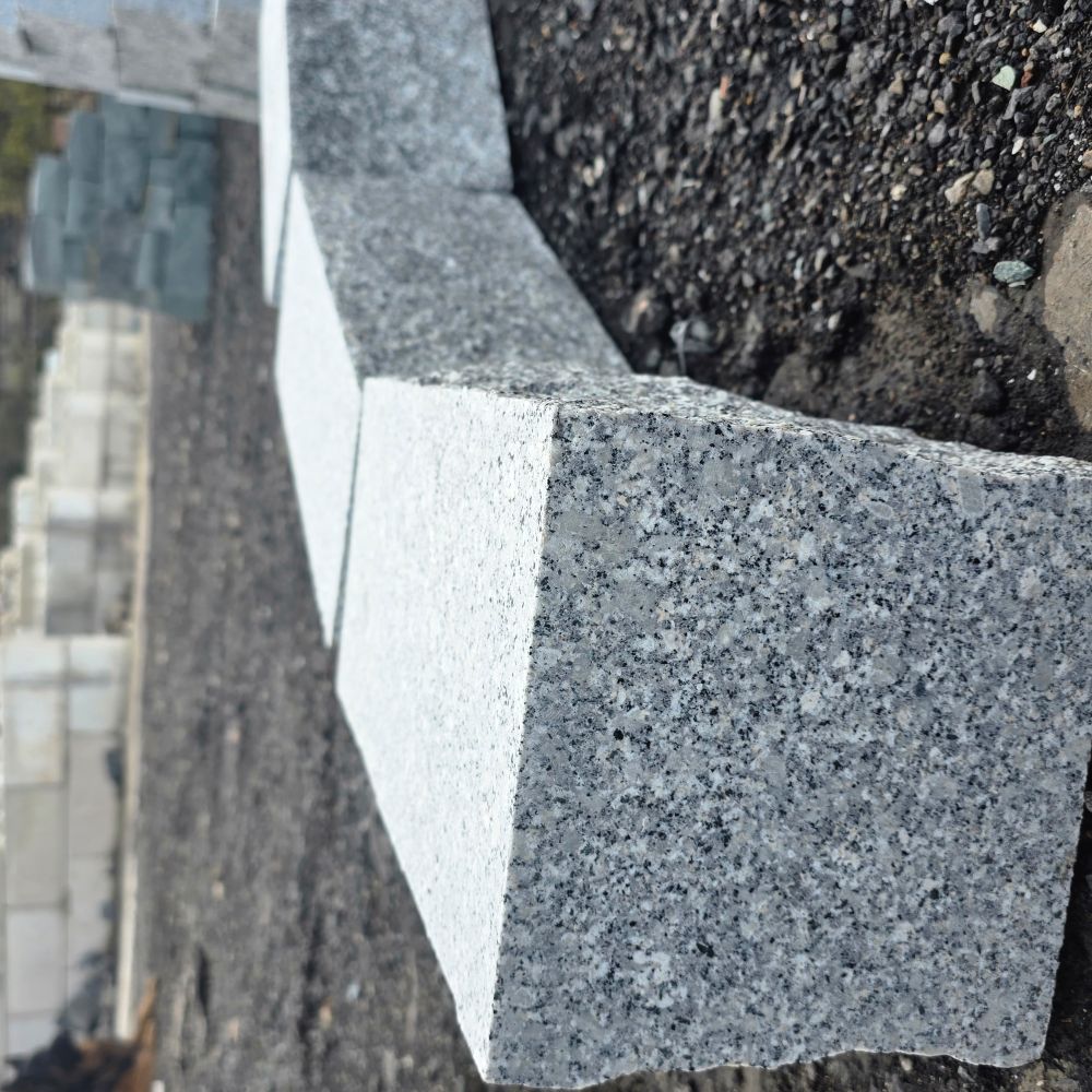 Neubau Hausbau Gartenbau schöne Gartenmauer Gartenzaun Terrasse Einfassen mit Grannit Mauerstein grau 20x20x40