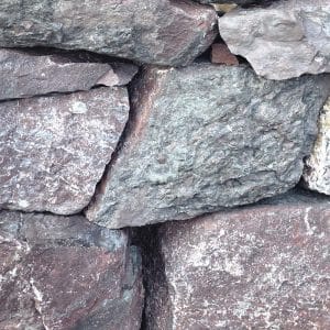 Trockenmauerwerk Blutdiabas Bruchstein Haus am Hang Gartenprojekt schöne Natursteinmauer