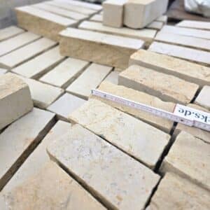 beliebtes Natursteinpflaster Terrassenpflaster Jura Marmor mediterraner Bodenbelag f&uuml;r den Au&szlig;enbereich