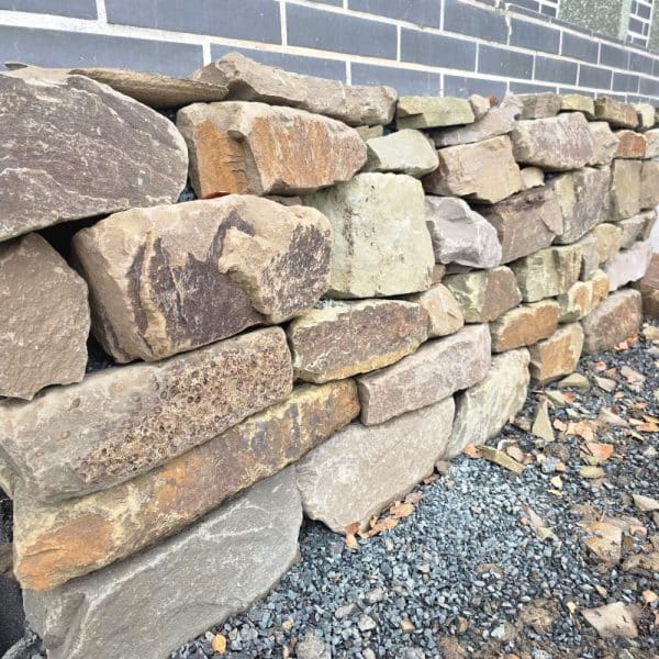 schöne Trockenmauer aus Grauwacke Hangsicherung Böschung abfangen natürliche Gartengestaltung