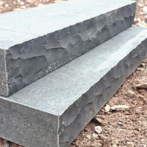 schwarze Blockstufen breite Natursteinstufen Basalt Steinstufe 125cm europaweite Kran Lieferung