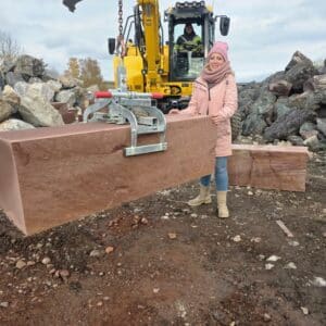 B&ouml;schung abfangen Sandsteinmauer antiker Garten Flair Neubau Schwedenhaus Bungalow am Hang Terrassenmauer