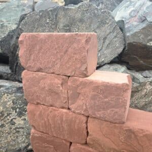 Hausbau Neubau Terrassenbau Terrasse nat&uuml;rlich einfassen sch&ouml;ne Terrassenmauer mit Mainsandstein Mauerstein 24