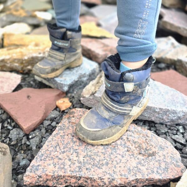 Natursteinplatten für Gehwege Gartenweg fester Untergrund mit Trittplatten