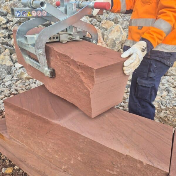 beliebter Garten Mauerstein Sandstein Quader gemütliche Gartengestaltung Hangbefestigung Haus am Hang