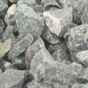 Diabas Ziersplitt frostsicher f&uuml;r Drainagefl&auml;chen nat&uuml;rliche Gartengestaltung Ziersteine kleine Gartensteine Frankfurt Stuttgart