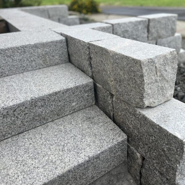 Gartentreppe Granit Blockstufen Galabau Granitquader Gartenmauer Steingarten helle Gartengestaltung Neubau Gartenideen