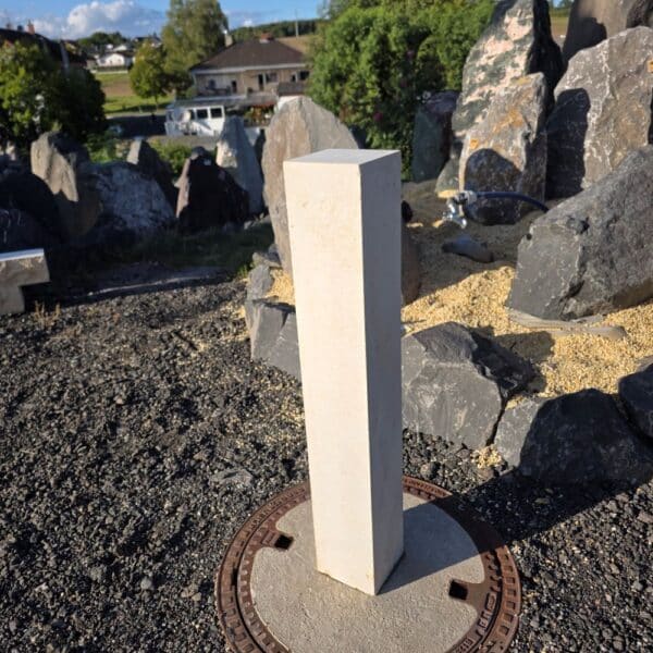 Helle Natursteinpalisaden aus Jura Marmor robust langlebig frostfest