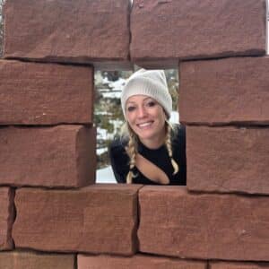 Lisa von Bollerrocks an Sandsteinmauer rot Garten Sichtschutzmauer Grenzmauer Neubau Gartenplanung