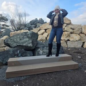 Lisa von Bollerrocks auf Natursteinstufe Grauwacke 2m Blockstufen auf Lager Selbstabholer oder Lieferung deutschlandweit